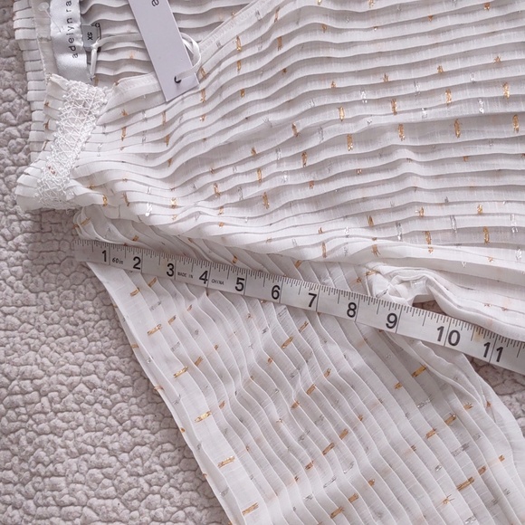 NWT Adelyn Rae XS White Gold Silver Foil Metallic Speckled Pleated Top - Picture 6 of 15